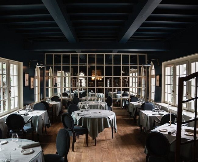 Salle restaurant du Donjon Domaine Saint Clair, établissement du Cèdre Hospitality