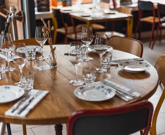 Table dressée Bel Ami, restaurant du groupe Le Cèdre Hospitality
